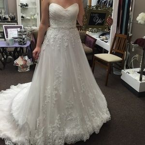 NEVER WORN Sample Wedding Dress